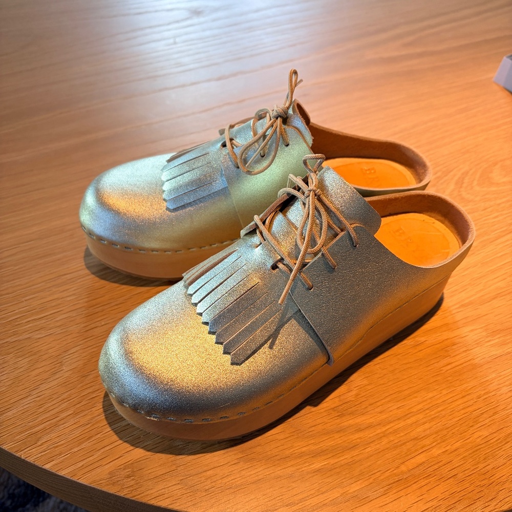 Bryr Zoe with Kilt, Platform size 8 in White Gold - NWOT - size 38 / 8